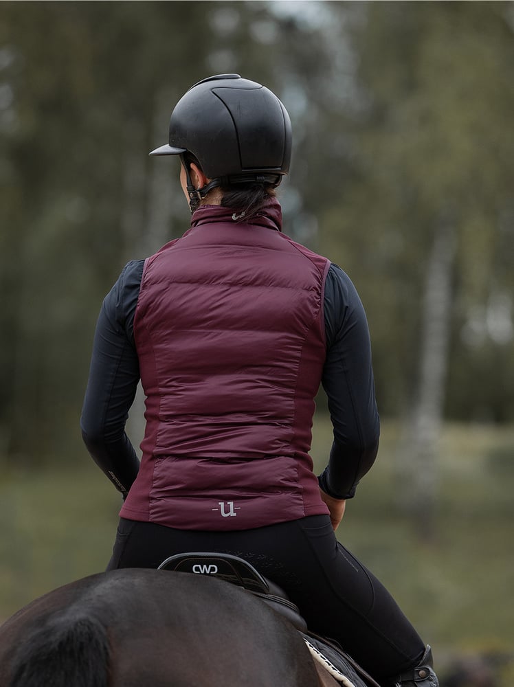 Everyday Hybrid Vest Fig Burgundy