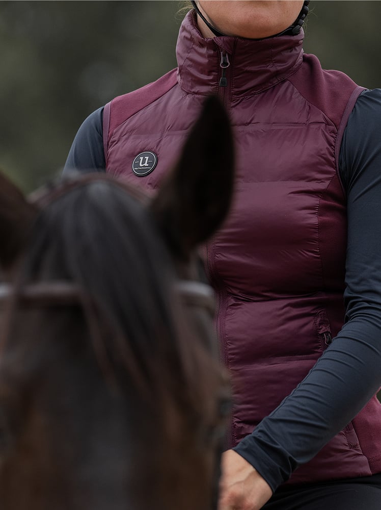 Everyday Hybrid Vest Fig Burgundy