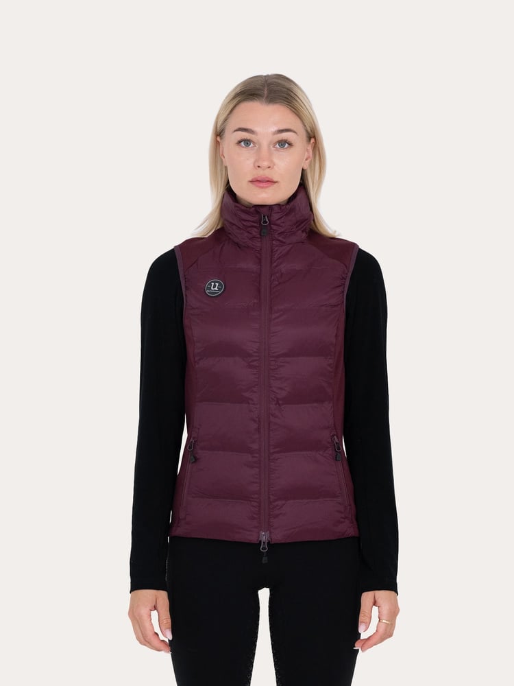 Everyday Hybrid Vest Fig Burgundy