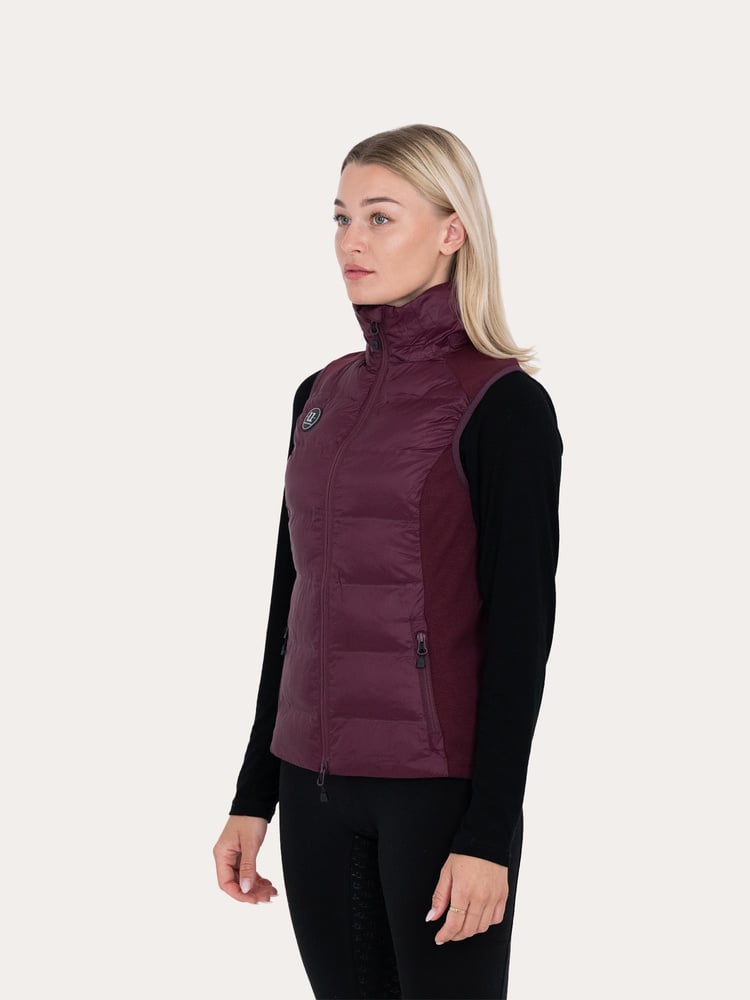Everyday Hybrid Vest Fig Burgundy