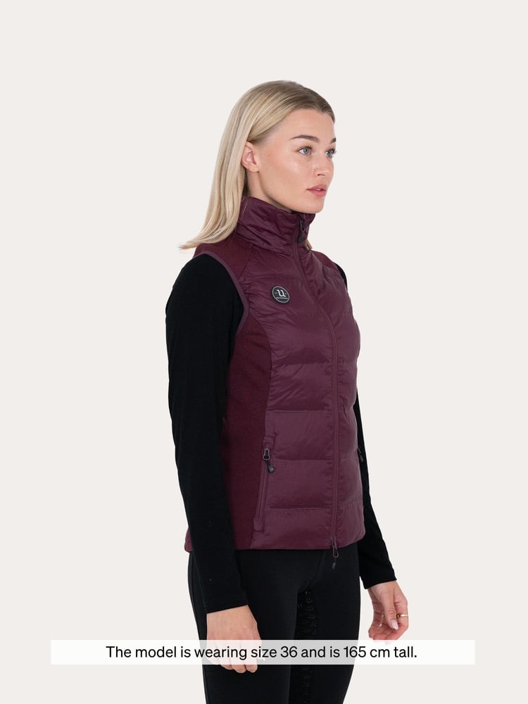 Everyday Hybrid Vest Fig Burgundy