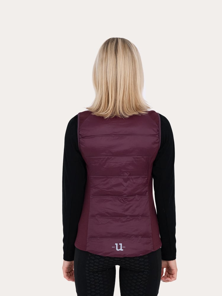 Everyday Hybrid Vest Fig Burgundy