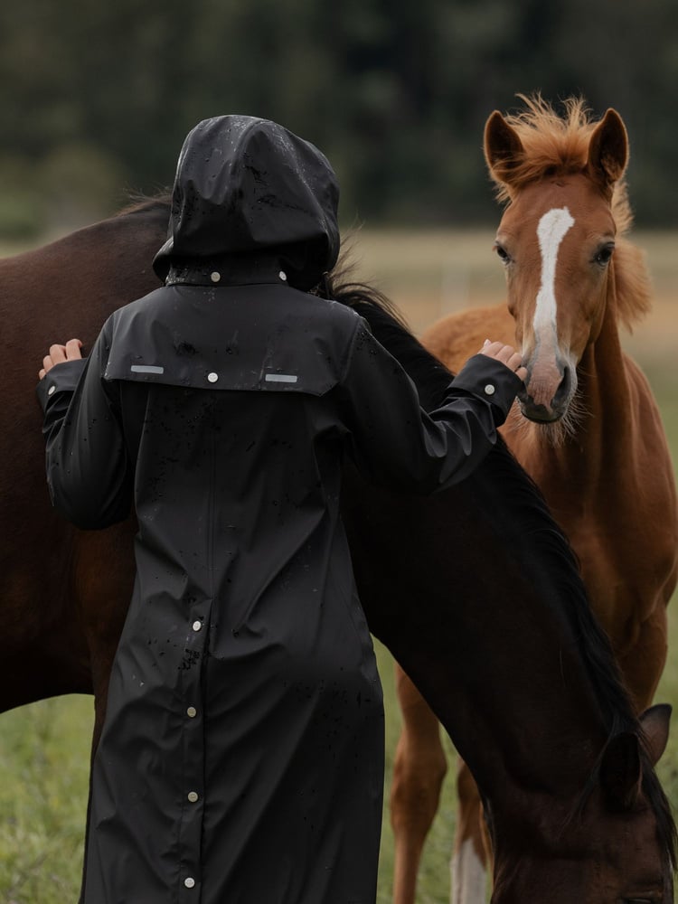 Winnie Raincoat Extended Jet Black